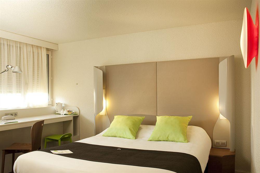 Hotel Campanile Lyon Est Aeroport Saint Exupery Exterior foto