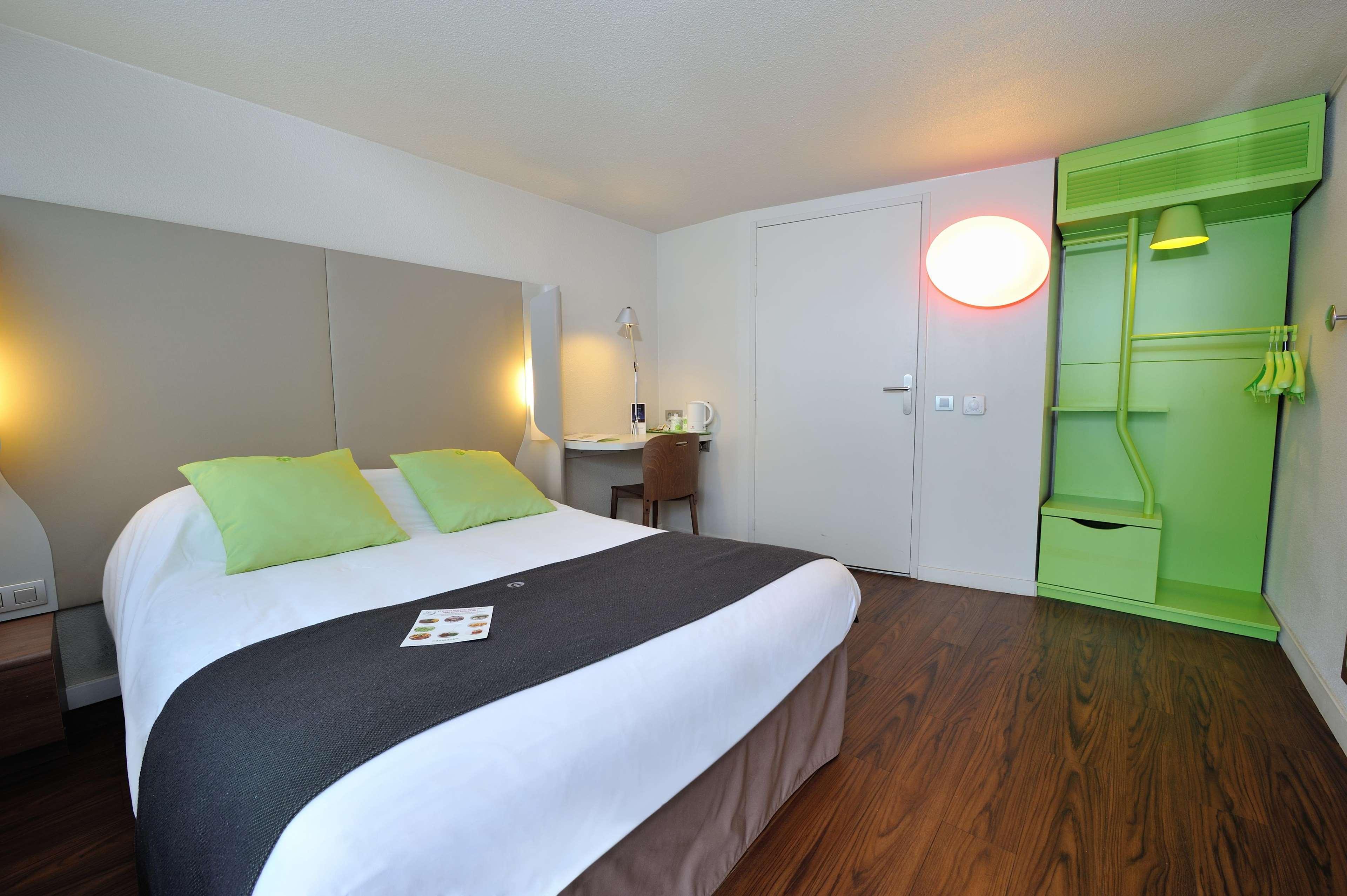 Hotel Campanile Lyon Est Aeroport Saint Exupery Exterior foto