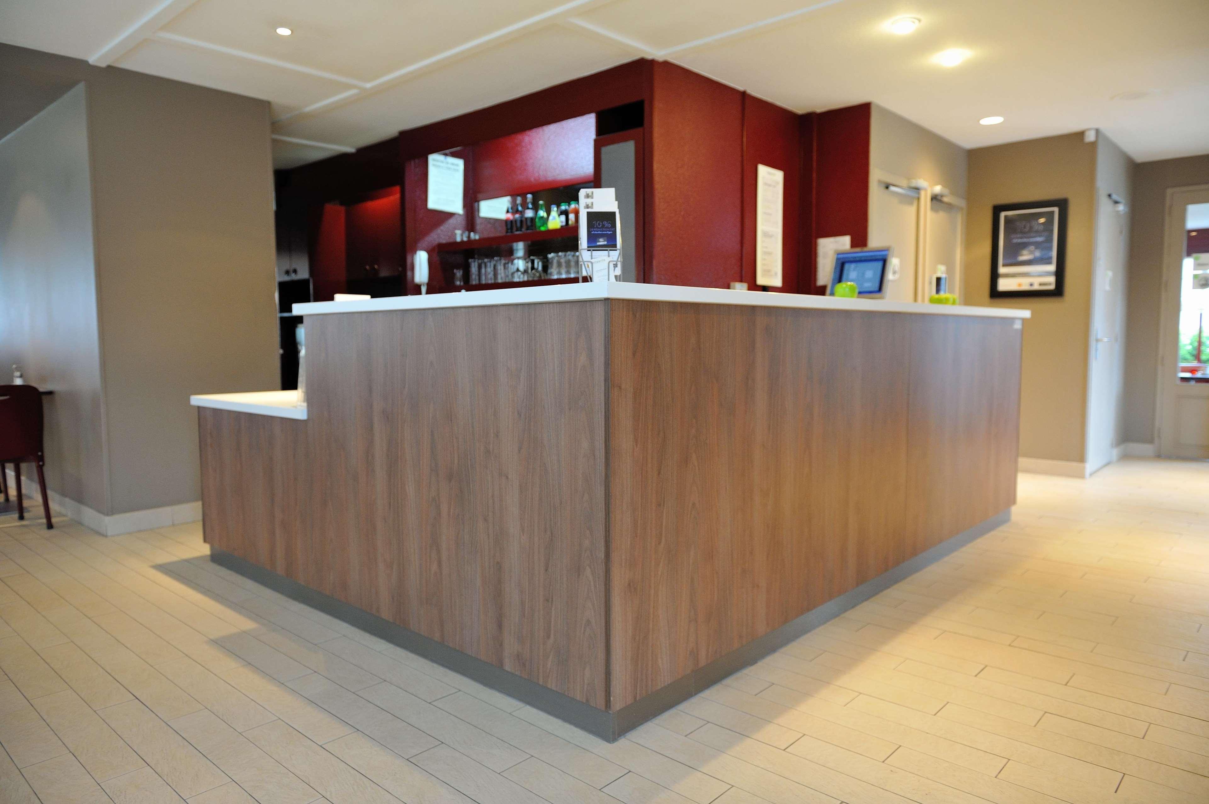 Hotel Campanile Lyon Est Aeroport Saint Exupery Exterior foto